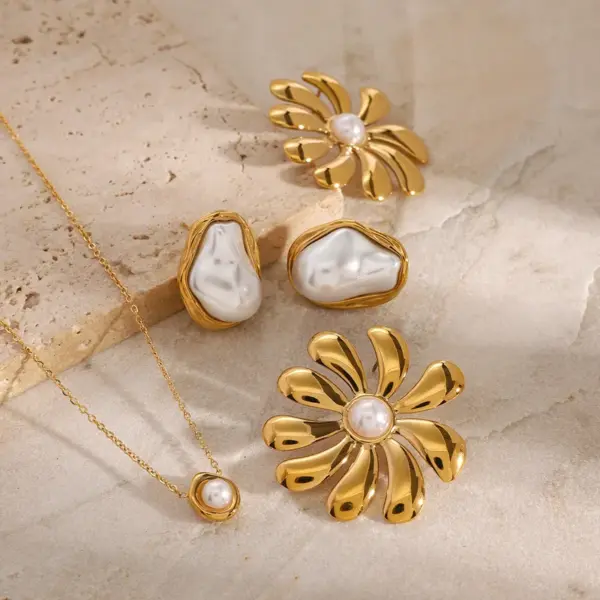 Wholesale PVD Coated Real Gold Plated Geometric 304 Stainless Steel Simple Style Classic Style Waterproof Non Tarnish Jewelry Set