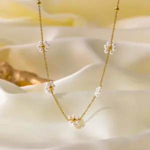 Qyh603 Five Pearl Flower Necklace / Gold