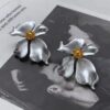 oly-2146f16a5a57d98ad08023958bce7b79 Wholesale High-end Retro Flower Earrings Metal Hong Kong-style Niche Design vintage Distinctive Show Exaerated Earrings
