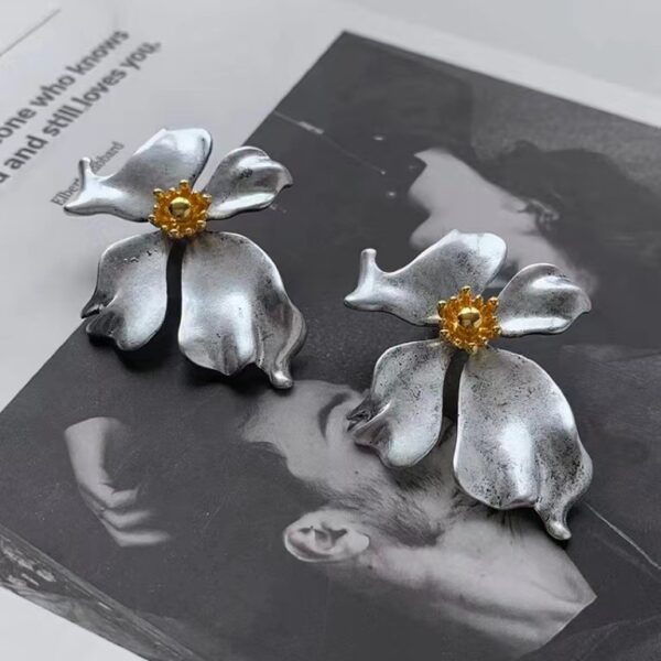 oly-2146f16a5a57d98ad08023958bce7b79 Wholesale High-end Retro Flower Earrings Metal Hong Kong-style Niche Design vintage Distinctive Show Exaerated Earrings