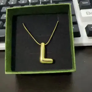 337 Letter L Snake Bones Chain-Gold