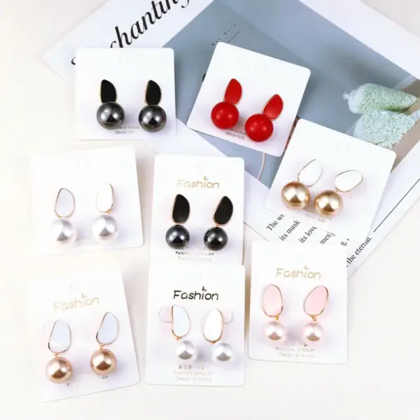 Wholesale 1 Pair Fashion Round Alloy Enamel Plating Inlay Pearl Women's Drop Earrings