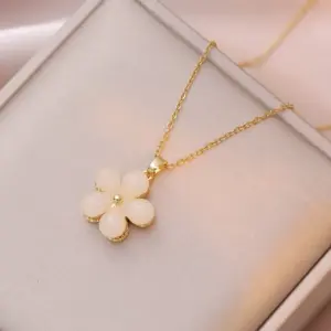 X3162 White Flower Rotating Necklace
