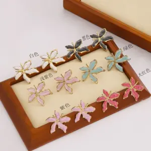 Deciduous Leaf Shape Oil Drop Earrings Random Color / 18k