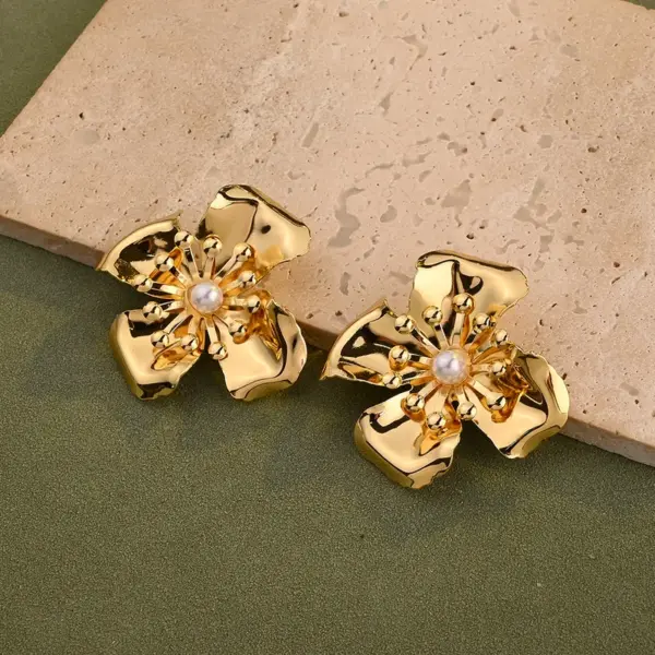 Wholesale Ion Plating (IP) Real Gold Plated 18K Gold Flower Petal 201 Stainless Steel Casual Elegant Sweet Waterproof Non Tarnish Ear Studs