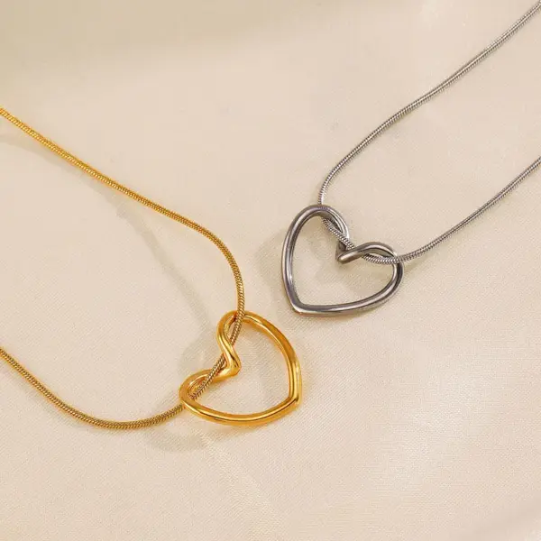 Wholesale PVD Coated 18K Gold Plated Heart Shape 304 Stainless Steel Simple Style Classic Style Commute Waterproof Non Tarnish 304 Stainless Steel Pendant Necklace