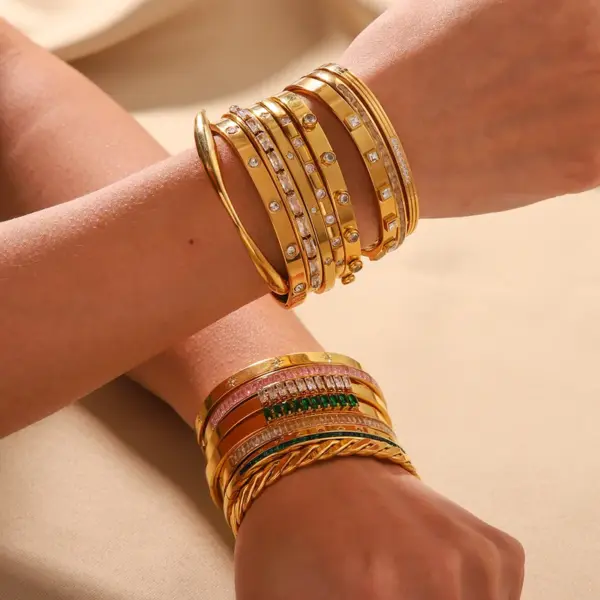 Wholesale PVD Coated 18K Gold Real Gold Plated Round Stainless Steel Simple Style Waterproof Non Tarnish Bangle