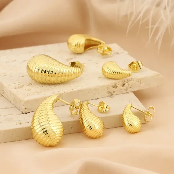 1 Pair Simple Style Water oplets Plating Inlay Copper Rhinestones Gold Plated Ear Studs