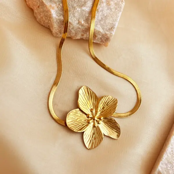 Wholesale PVD Coated Real Gold Plated 18K Gold Flower 304 Stainless Steel Casual Hawaiian Tropical Waterproof Non Tarnish 201 Stainless Steel Pendant Necklace