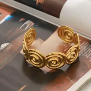 PVD Coated Real Gold Plated Solid Color 316 Stainless Steel Vacation Simple Style Waterproof Non Tarnish 316 Stainless Steel Bangle