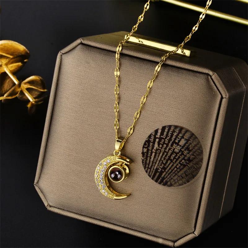 Wholesale PVD Coated Real Gold Plated Moon Stainless Steel Retro Waterproof Non Tarnish Pendant Necklace