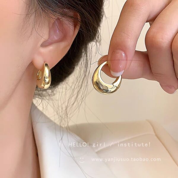 Wholesale Geometric oval plain ring autumn and winter ear buckle women's fashion temperament high-end earrings cold wind commuting all-match ear jewelry