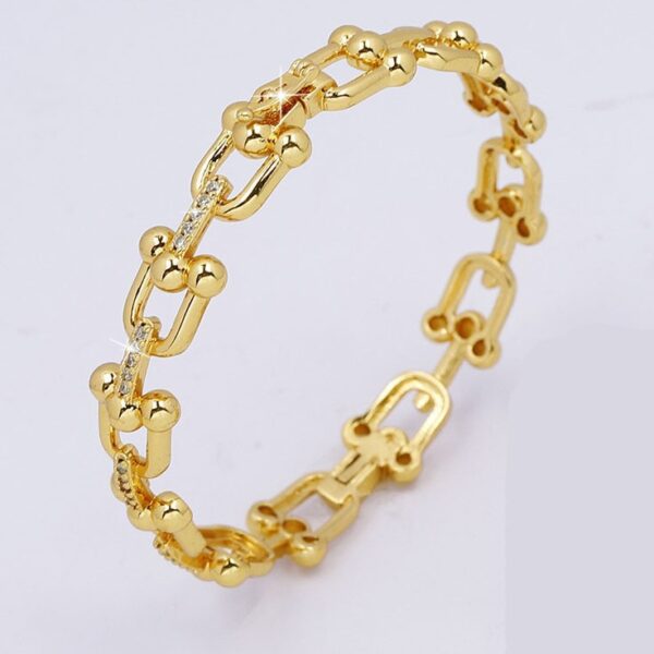 Wholesale Popular online seller: Micro-diamond-encrusted elegant women's bracelet, unique and niche style, high-end women's jewelry.