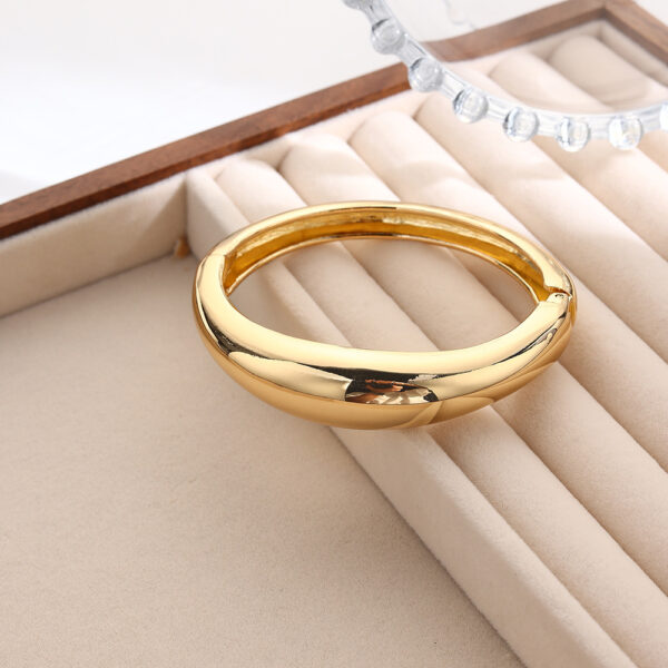 Wholesale Internet pular Style All-match Open Bracelet Women's Personalized High-grade Photosensitive Surface Alloy Metal Bracelet for Women