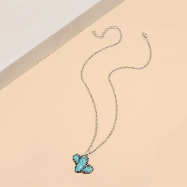 Wholesale AliExpress Europe and the United States retro shaped cactus loose stone pendant Western Wind cross-border carved clavicle chain