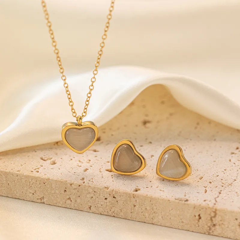 Wholesale PVD Coated Real Gold Plated 18K Gold Heart Shape 304 Stainless Steel Simple Style Classic Style Waterproof Non Tarnish Jewelry Set