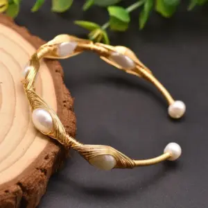 Multi-Eye Pearl Bracelet