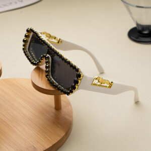 White frame black diamond