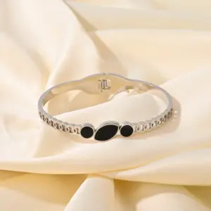 Hollow Fashion Bracelet / Silver