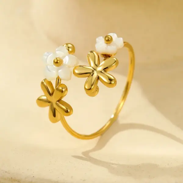 Wholesale PVD Coated Real Gold Plated 18K Gold Flower 304 Stainless Steel Elegant Waterproof Non Tarnish Rings