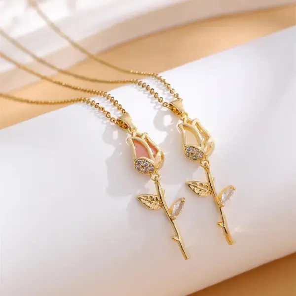 Water Plating Vacuum Plating 18K Gold Plated Tulips Titanium Steel Casual Classic Style Titanium Steel Pendant Necklace