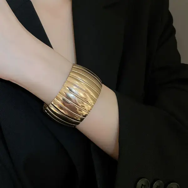 Wholesale 304 Stainless Steel Solid Color PVD Coated Golden Plated Casual Exaggerated Waterproof Non Tarnish Gold Silver Bangle