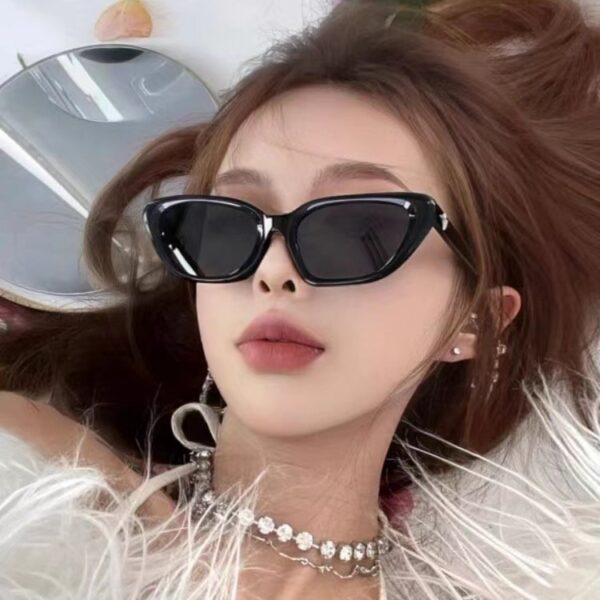 Wholesale Retro Triangular Cat-Eye Small Face Sunglasses for Women, Ins Black Small Frame Sunglasses, Sun Protection Style Photo Taking