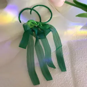 59# Silver Needle-Green Fabric Bow