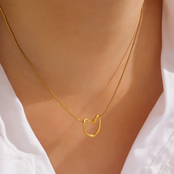 Wholesale PVD Coated 18K Gold Plated Heart Shape 304 Stainless Steel Simple Style Classic Style Commute Waterproof Non Tarnish 304 Stainless Steel Pendant Necklace