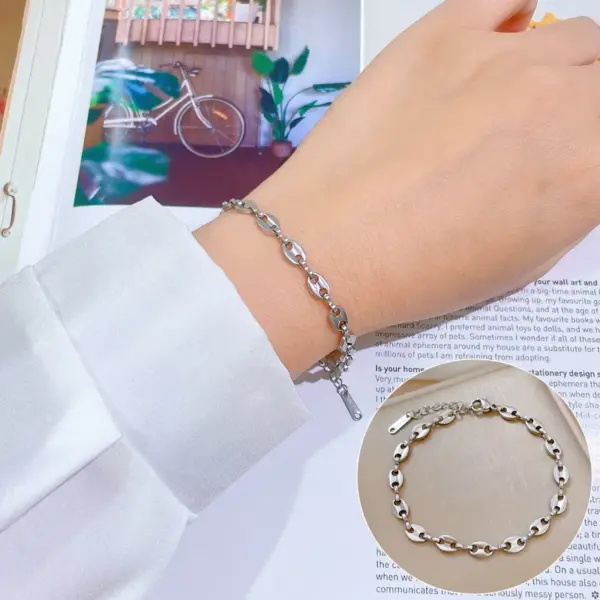 Wholesale PVD Coated Real Gold Plated Pig Nose Titanium Steel Casual Simple Style Waterproof Non Tarnish Titanium Steel Bracelets