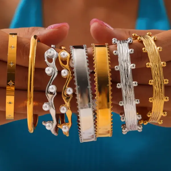 Wholesale 304 Stainless Steel Round Spray Ball PVD Coated Artificial Pearls Rhinestones Real Gold Plated Casual Simple Style Streetwear Waterproof Non Tarnish Plating Inlay Gold Silver Bangle