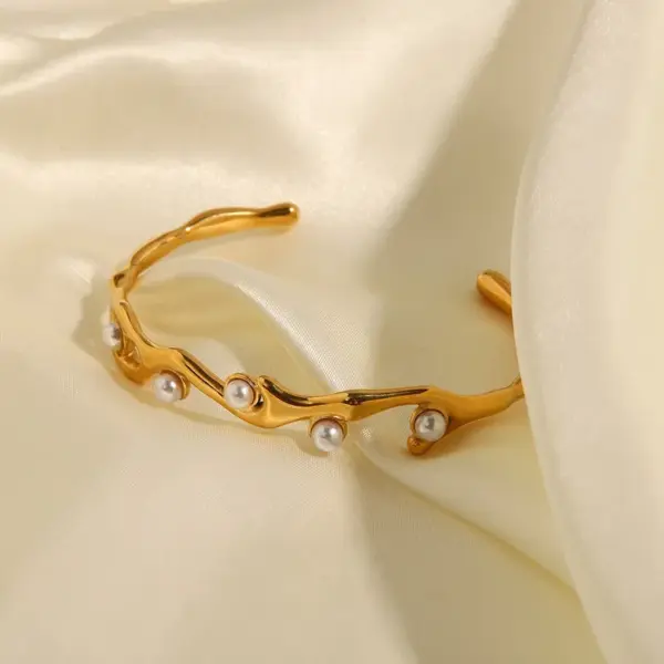Wholesale Retro Classic Style Waves Solid Color 304 Stainless Steel 18K Gold Plated Artificial Pearls Bangle In Bulk