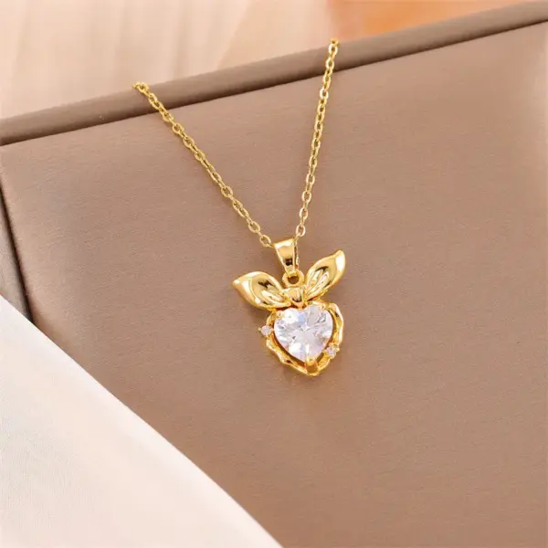 Wholesale Water Plating Vacuum Plating Real Gold Plated 18K Gold Circle Heart Shape Flower 304 Stainless Steel Titanium Steel Simple Style Waterproof Non Tarnish 201 Stainless Steel Pendant Necklace