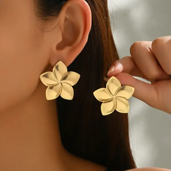 304 Stainless Steel Flower PVD Coated Real Gold Plated 18K Gold Vintage Style Simple Style Waterproof Non Tarnish Ear Studs
