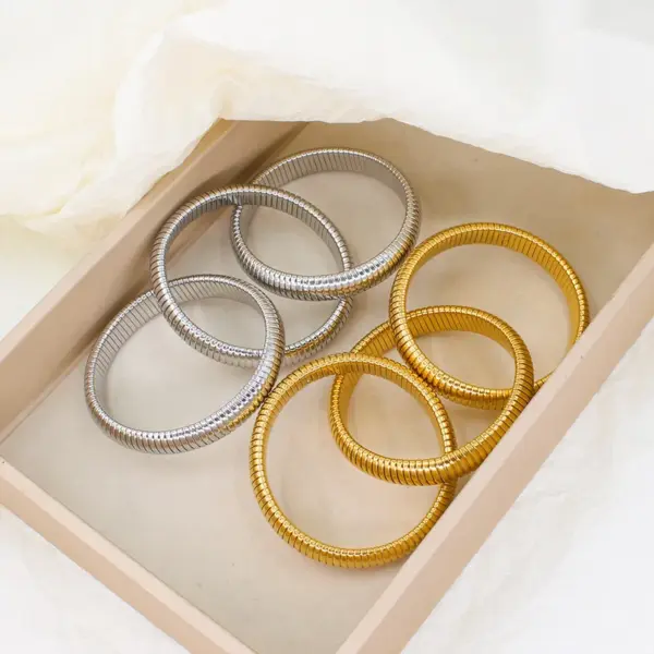 Wholesale PVD Coated 18K Gold Real Gold Plated Solid Color 304 Stainless Steel Simple Style Waterproof Non Tarnish 304 Stainless Steel Bangle
