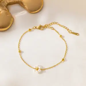 Qye137 a Pearl Flower Bracelet / Gold