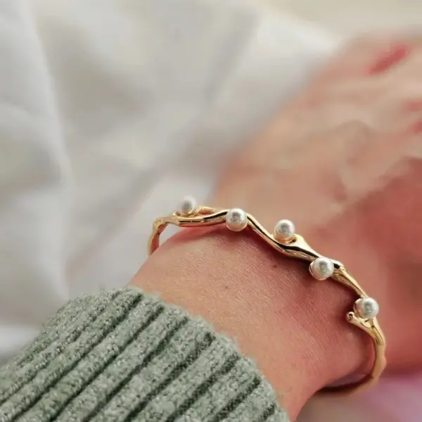 Wholesale Retro Classic Style Waves Solid Color 304 Stainless Steel 18K Gold Plated Artificial Pearls Bangle In Bulk