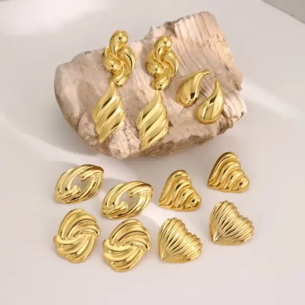 Wholesale 201 Stainless Steel 304 Stainless Steel Quadrilateral Heart Shape Electroplating Stone-Free Imitation Gold Simple Style Classic Style Hollow Out Ear Studs