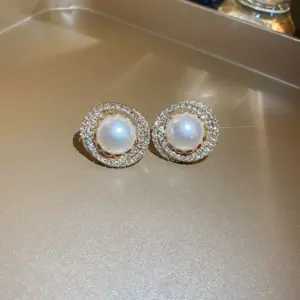 27# Ear Clip-Pearl-Circle