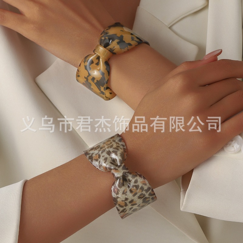 Wholesale Exaerated shiny leopard-print bow resin bracelet