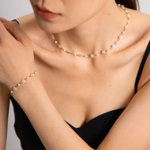 Wholesale 304 Stainless Steel Colorful Daisy PVD Coated 18K Real Gold Plated Real Gold Plated Sweet Classic Style Waterproof Non Tarnish Beaded Enamel Colour Necklace