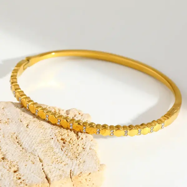 Wholesale Elegant Simple Stainless Steel 18K Gold Embedded Zircon Heart Flower Bracelet Luxury Sexy Fashion Jewelry For Women