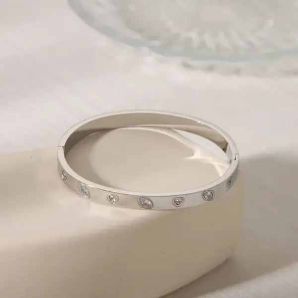 Wholesale Casual Classic Style Commute Heart Shape Solid Color 304 Stainless Steel 18K Gold Plated Zircon Bangle In Bulk