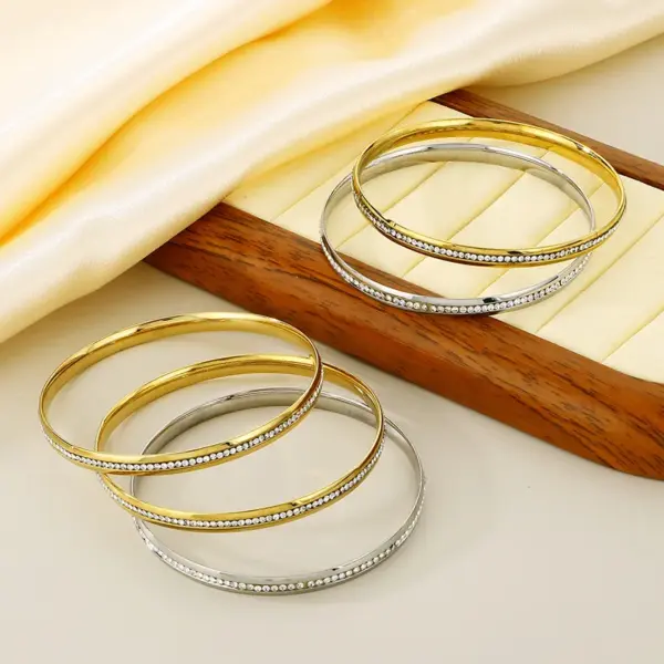 Wholesale PVD Coated 18K Gold Plated Circle 304 Stainless Steel Simple Style Waterproof Non Tarnish 304 Stainless Steel Bangle