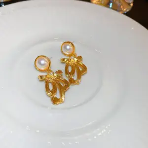 56# Silver Needle-Golden Bow Pearl