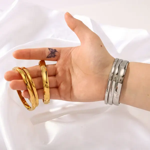 Wholesale 304 Stainless Steel Round Oval PVD Coated 18K Gold 18K Real Gold Plated Real Gold Plated Simple Style Waterproof Non Tarnish Polishing Gold Silver Bangle