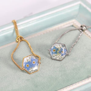 Wholesale New Aiwei Hexagonal Dried Flower Bracelet Gold Silver Colorful Small Flower Forget-Me-Not Dried Flower Stainless Steel Chain