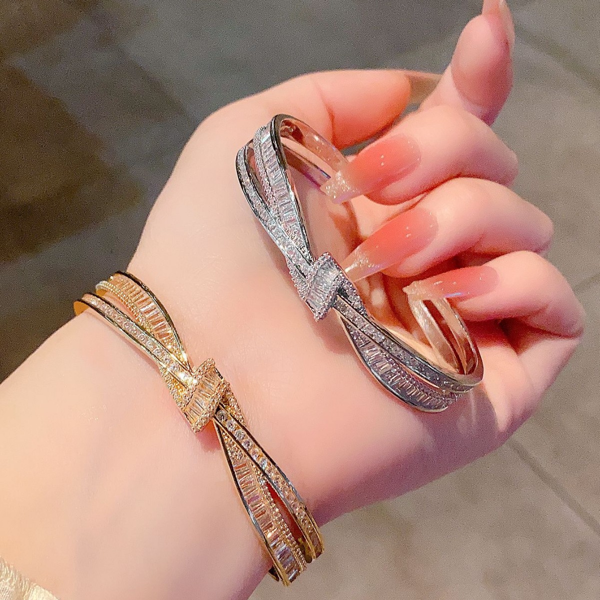 Wholesale High-end copper diamond-encrusted cross-shaped ribbon bracelet, a versatile and luxurious diamond-encrusted bracelet for best friends.