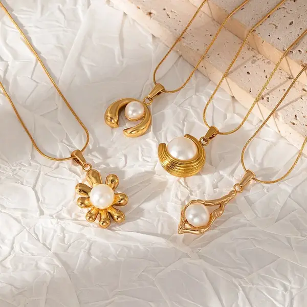 Wholesale 18K Gold Electroplated Accessible Luxury Stainless Steel Pearl Necklace High-End Non-Fading French Elegant Pendant Clavicle Chain For Women