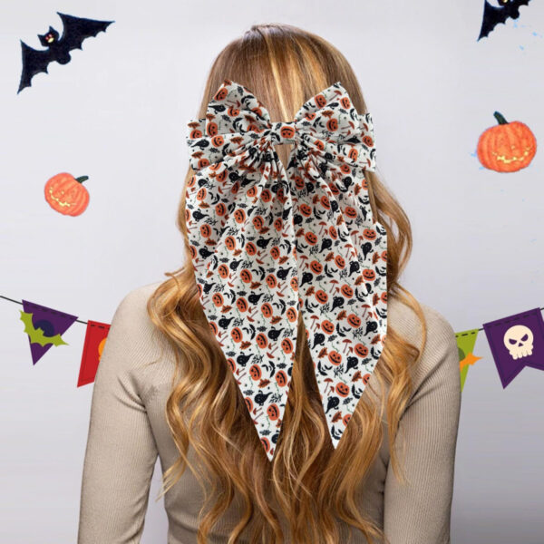 Wholesale New Halloween hair accessories featuring pumpkin skulls, ghost hands, and bows; spring clips for party decorations.